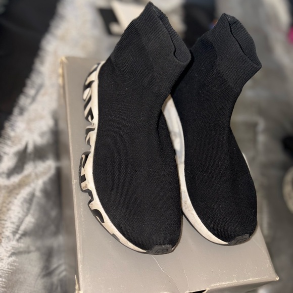 Balenciaga Womens Speed Runners - Picture 2 of 3